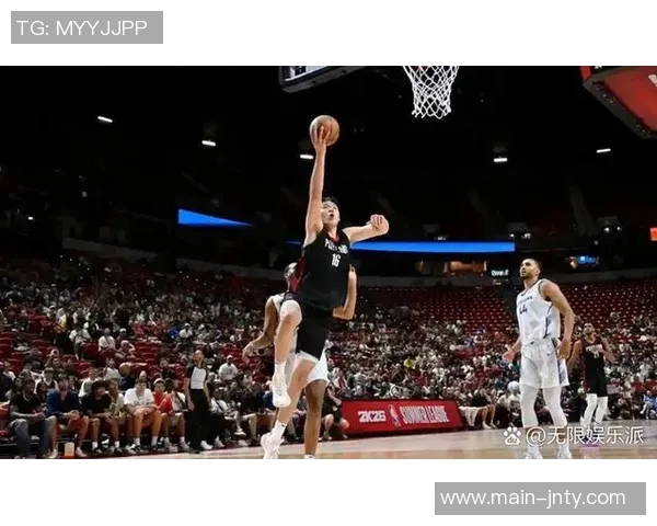 卡梅隆托马斯半场表现抢眼10投6中贡献18分3篮板6助攻1抢断