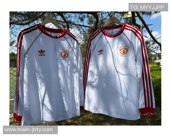 曼联新赛季球衣曝光主场红色客场蓝色第三球衣神秘灰色亮相