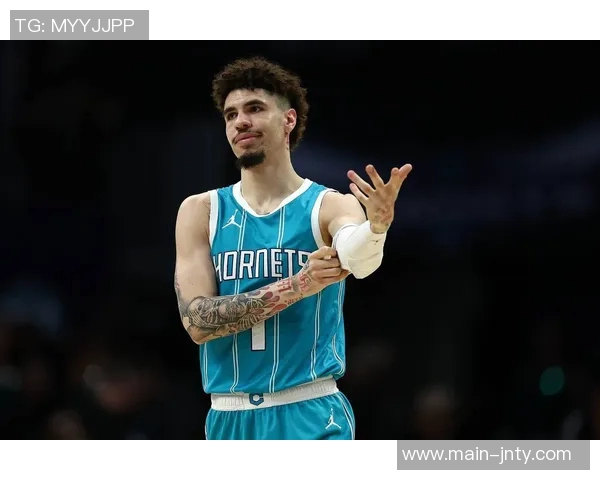 拉梅洛鲍尔全场表现出色20投7中砍下22分带领球队取得胜利